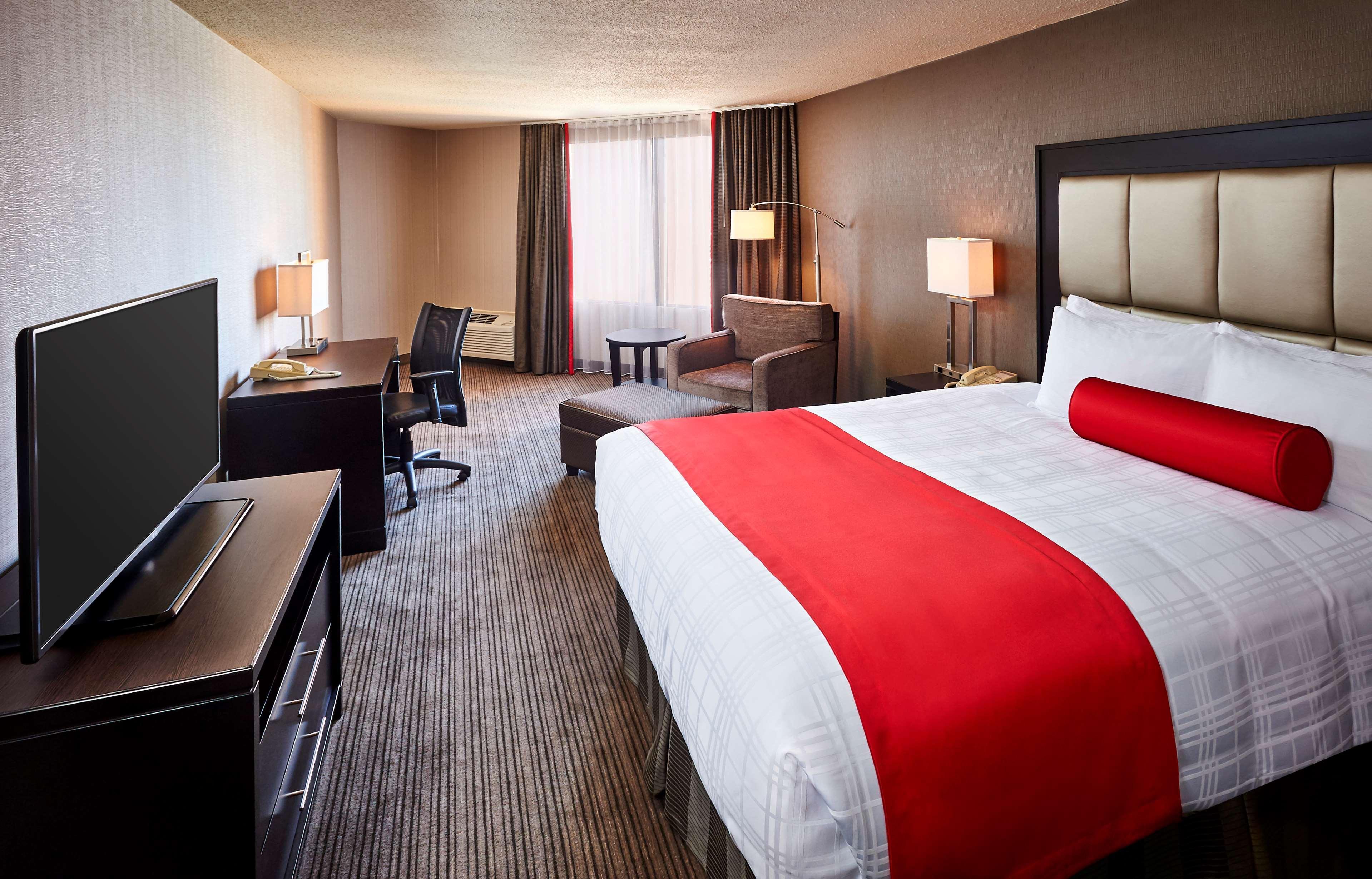 Best Western Plus Waterfront Hotel Windsor Exterior photo