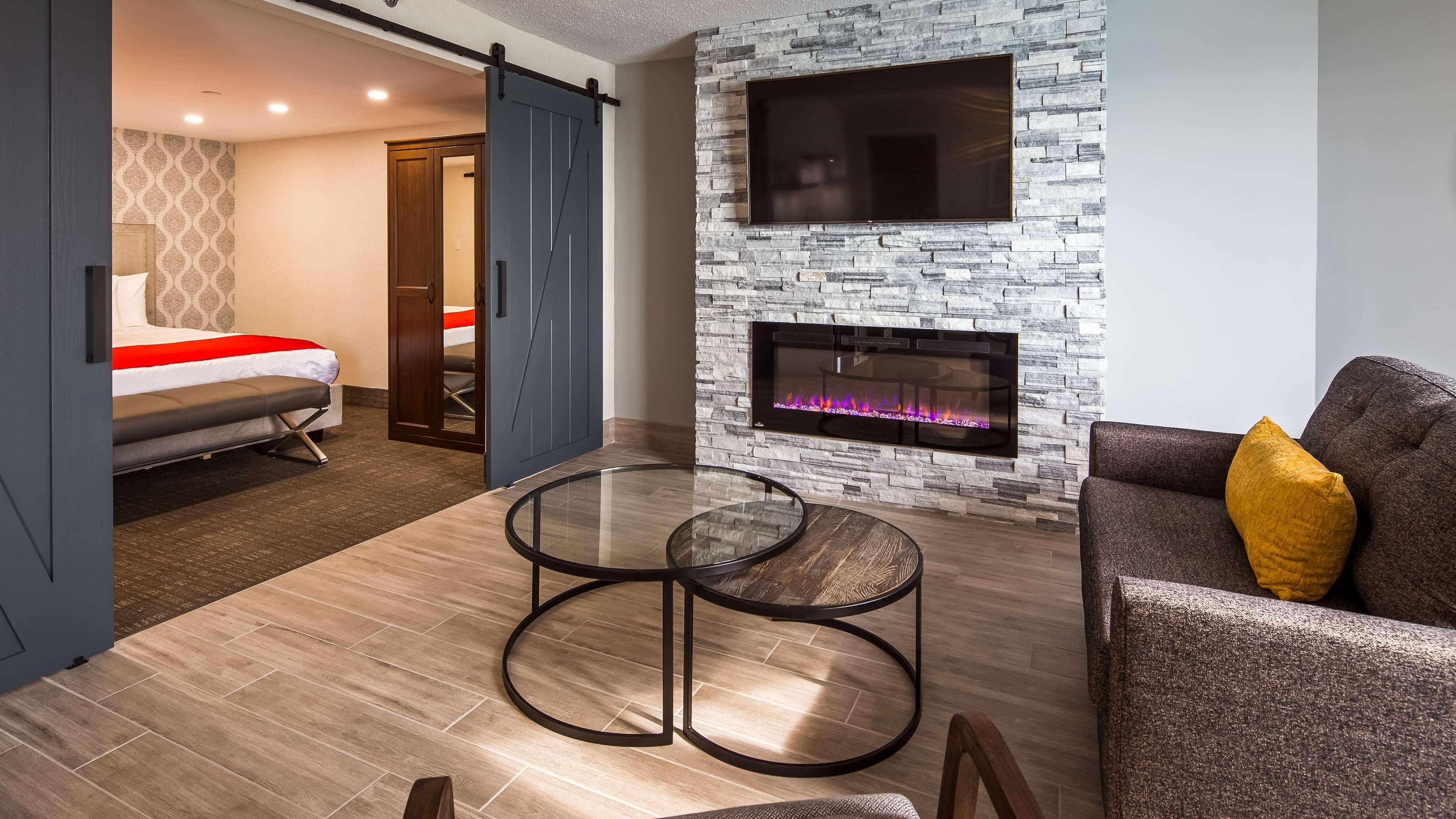 Best Western Plus Waterfront Hotel Windsor Exterior photo